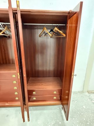 Armario de madera marrón