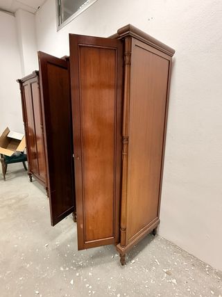 Armario de madera marrón