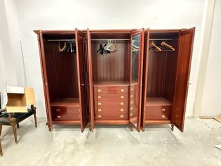 Armario de madera marrón