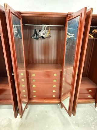 Armario de madera marrón