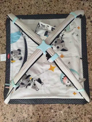 Alfombra infantil con arcos y juguetes