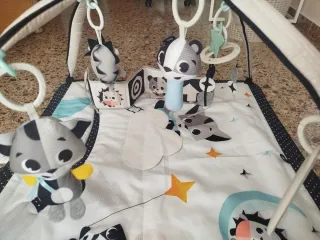 Alfombra infantil con arcos y juguetes