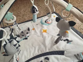 Alfombra infantil con arcos y juguetes