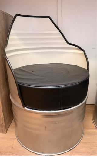 Banco de acero y tapizado negro.Son 2