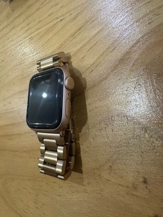 Apple Watch SE Dorado con Correa Rosa Bateria 82%