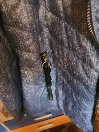 Chaqueta acolchada azul con capucha