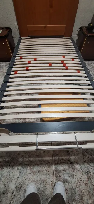 Cama articulada de madera y hierro