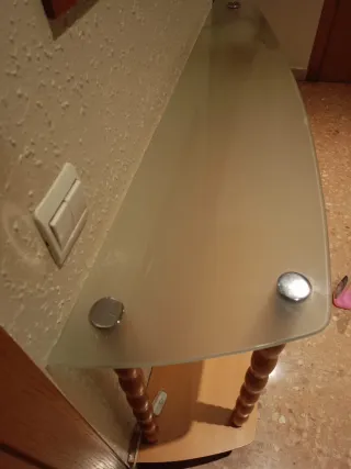 Recibidor de cristal y madera