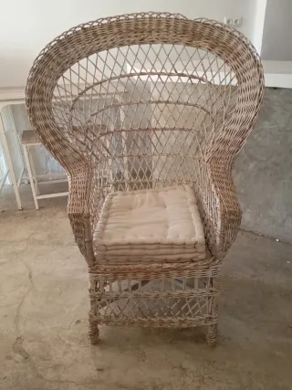 Sillón de mimbre estilo peacock