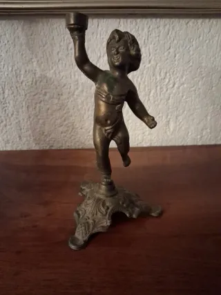 Portacandele in bronzo con putto