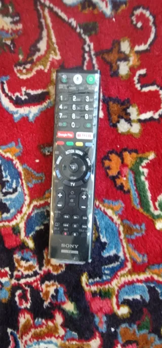 Televisión y mando a distancia Sony TV XF75