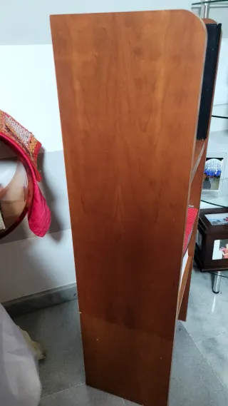 Estantería de madera y cristal