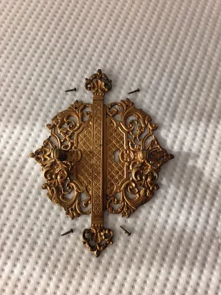 Herraje antiguo decorativo dorado