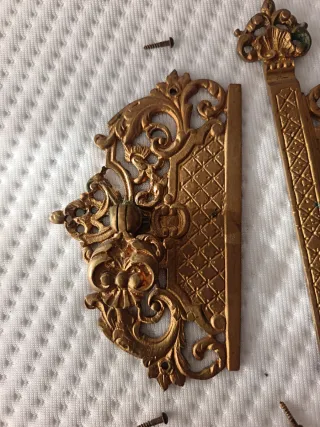 Herraje antiguo decorativo dorado