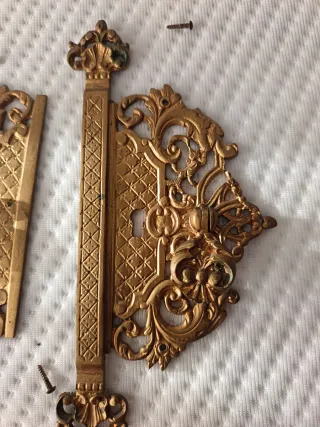 Herraje antiguo decorativo dorado