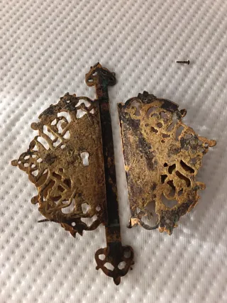 Herraje antiguo decorativo dorado