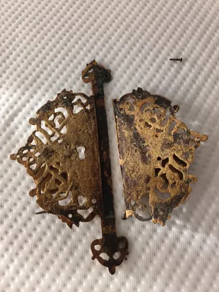 Herraje antiguo decorativo dorado