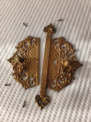 Herraje antiguo decorativo dorado