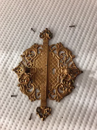 Herraje antiguo decorativo dorado