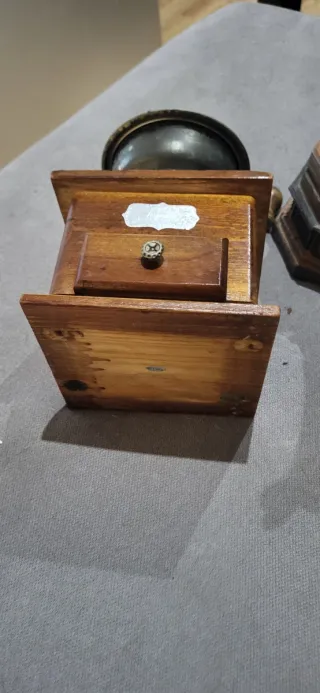 Molino de café y gramófono antiguos