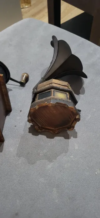 Molino de café y gramófono antiguos