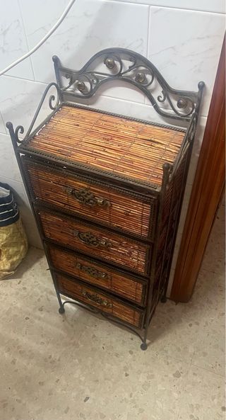 Estantería de bambú y metal