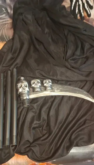 Disfraz capa negra con accesorios calavera