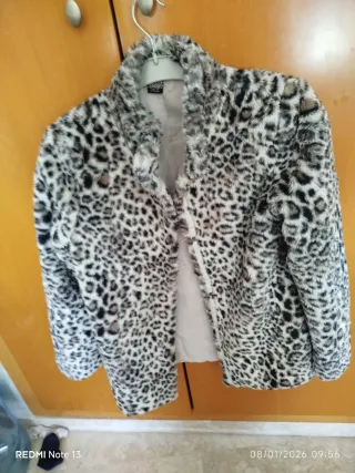 Abrígo niña talla 10-14 años. Es muy suave.