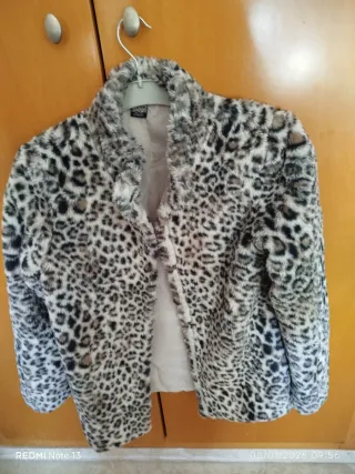 Abrígo niña talla 10-14 años. Es muy suave.