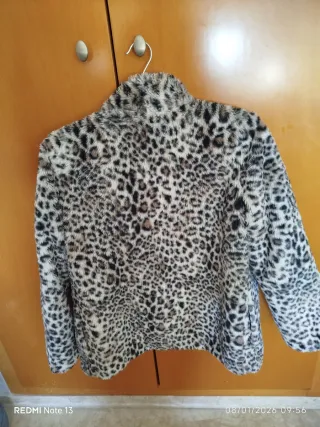 Abrígo niña talla 10-14 años. Es muy suave.