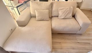 Sofá biplaza beige con chaise longe