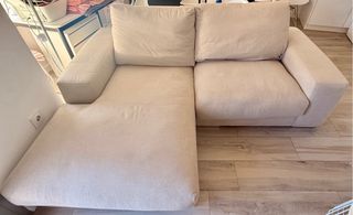 Sofá biplaza beige con chaise longe