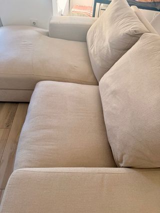 Sofá biplaza beige con chaise longe
