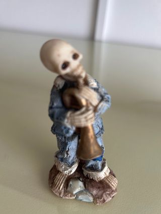 Figura adorno esqueleto pareja y músico