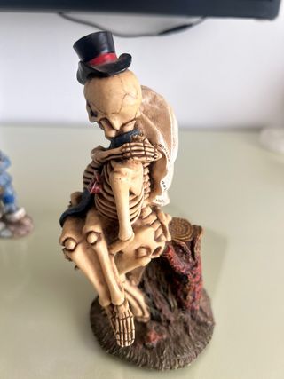 Figura adorno esqueleto pareja y músico