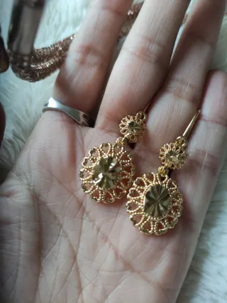 Pendientes dorados con filigrana