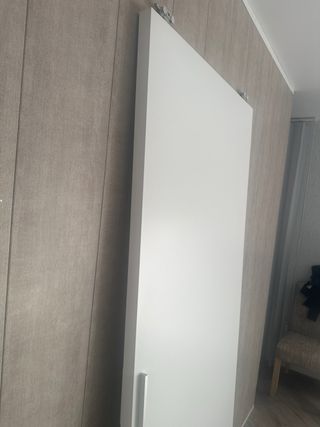 Puerta corredera blanca