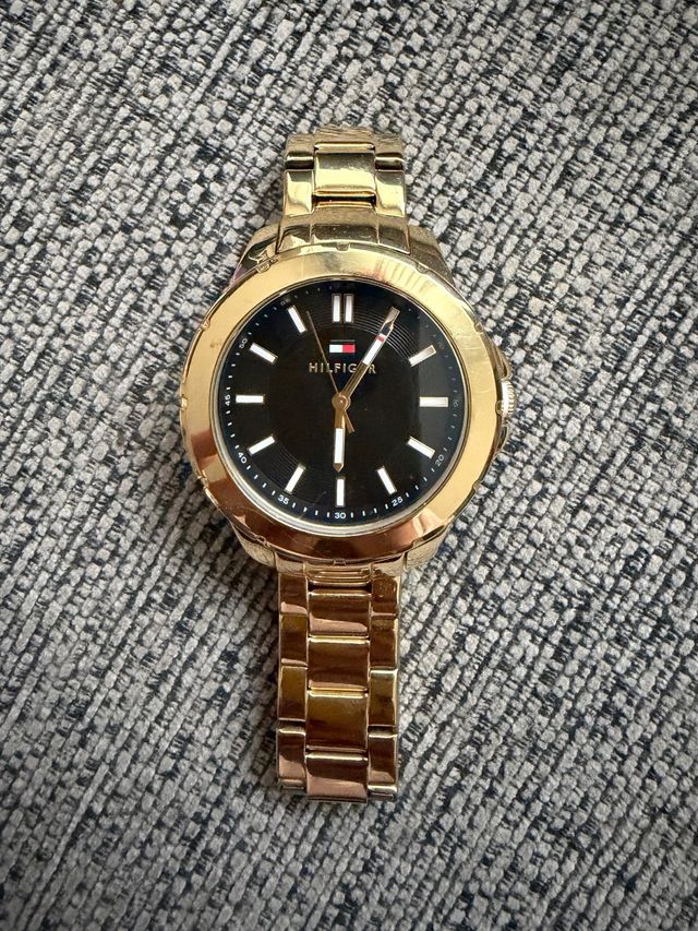 Reloj Tommy Hilfiger Dorado Esfera Negra