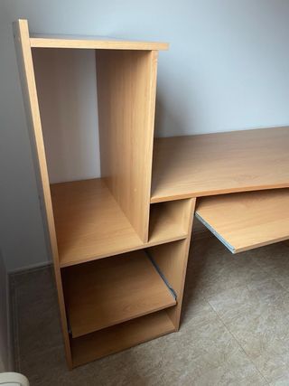 Escritorio de madera con estantería