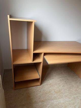 Escritorio de madera con estantería