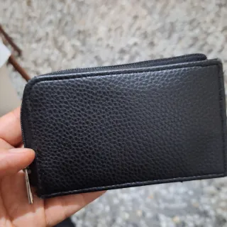 Cartera de piel negra con cremallera