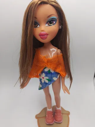 Bratz Yasmin con soporte 3D