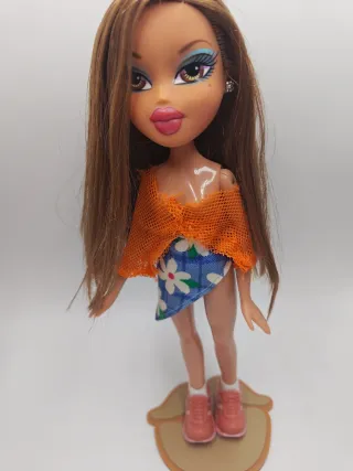 Bratz Yasmin con soporte 3D