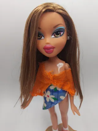 Bratz Yasmin con soporte 3D