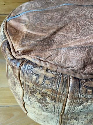 Puff de piel artesanal beige y marrón