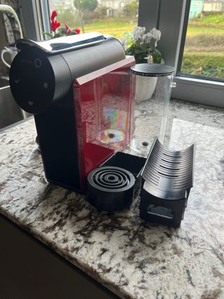 Cafetera Delta Q MiniQool Roja + 235 cápsulas