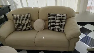Sofá de piel beige en muy buen estado Case nuevos