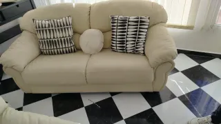 Sofá de piel beige en muy buen estado Case nuevos