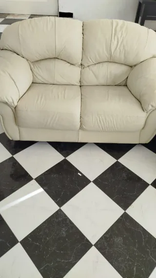 Sofá de piel beige en muy buen estado Case nuevos