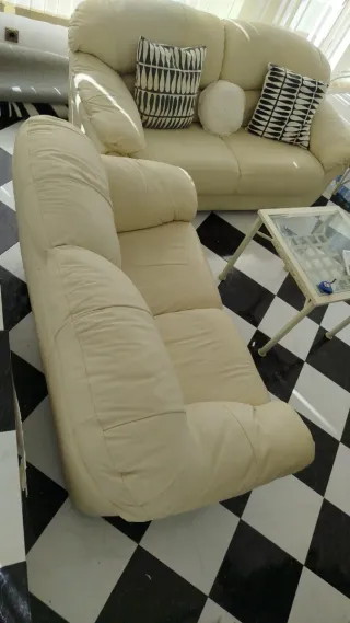 Sofá de piel beige en muy buen estado Case nuevos